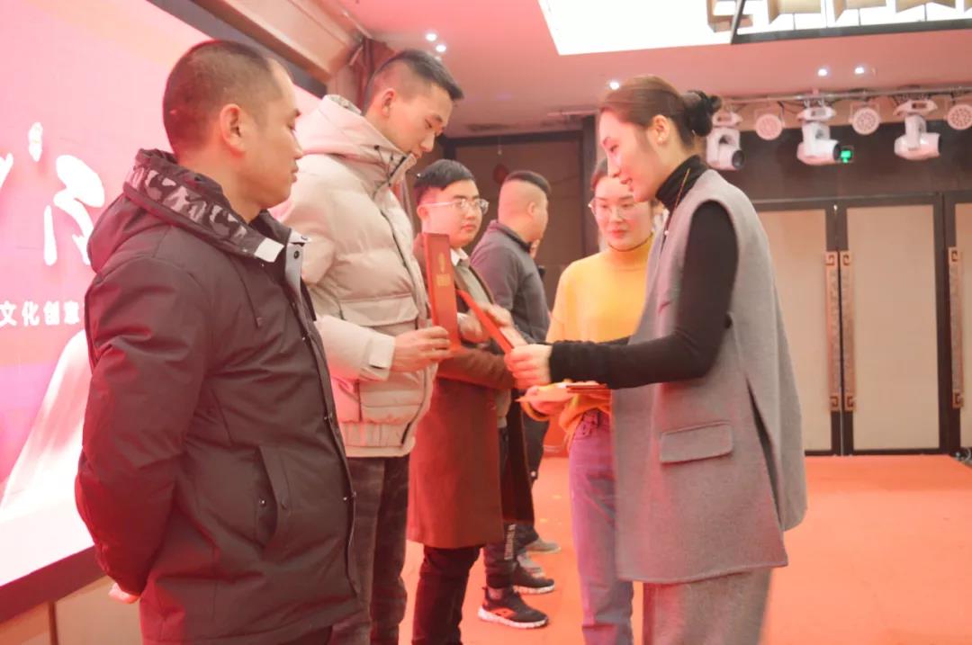 丁總為優(yōu)秀班組員工頒獎 丁總為優(yōu)秀班組員工頒獎