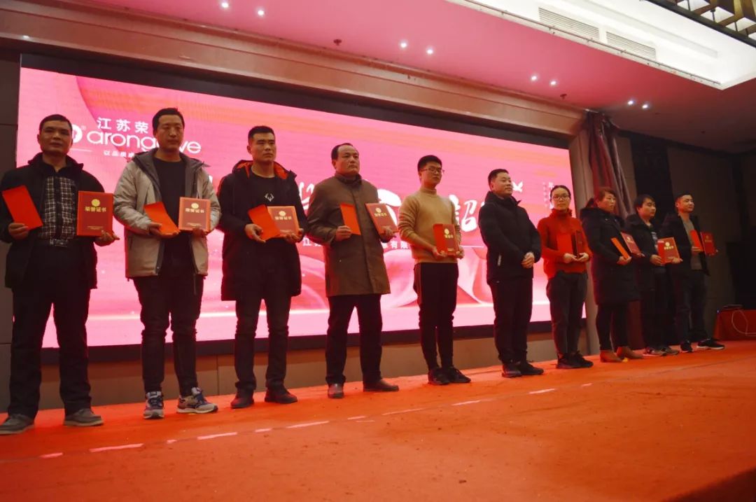 沈主任與優(yōu)秀員工合影 沈主任與優(yōu)秀員工合影