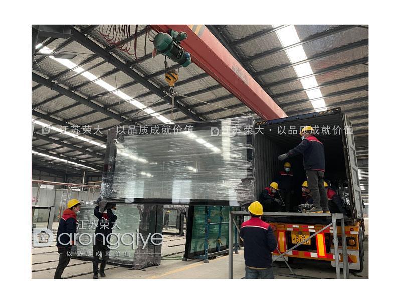 公交候車(chē)亭裝車(chē)圖